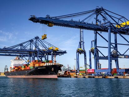 Almacenes de contenedores en el puerto de Valencia.