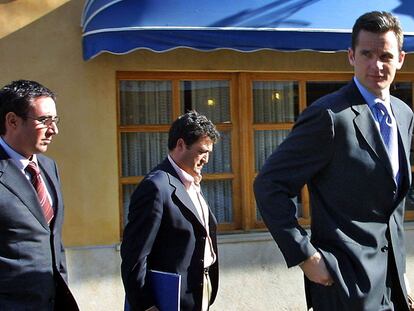 Iñaki Urdangarin, acompañado por Diego Torres (izquierda) y José Luis <i>Pepote</i> Ballester, en 2003.