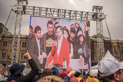 Manifestantes escuchan al presidente de Colombia Gustavo Petro en la plaza de Bolívar en Bogotá, el 18 de marzo del 2025.