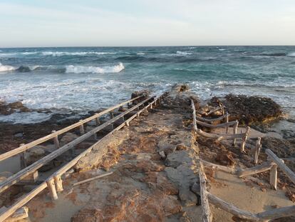 Varadero de barcas en la playa de Migjorn, Formentera, el sábado 2 de mayo.