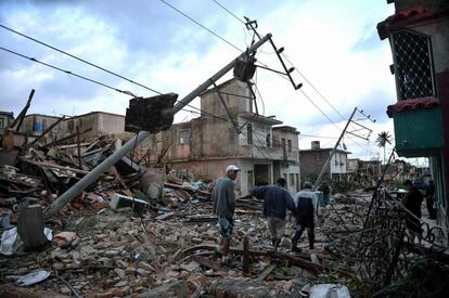 De acordo com o Insmet, a passagem de tornados pela capital cubana não é um fenômeno cotidiano. Um dos mais lembrados é o do 26 de dezembro de 1940, que causou estragos na cidade de Bejucal. Na imagem, vários residentes caminham entre os escombros causados pelo tornado, em Havana.