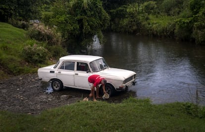 Enclavada en el corazón de la provincia de Holguín, la finca es una de las muchas que caracterizaron el oriente con su clima más tórrido, su cultura más caribeña y menos cosmopolita. En la imagen, un hombre lava su vehículo en el río Birán, en los alrededores de la casa de los hermanos Castro.