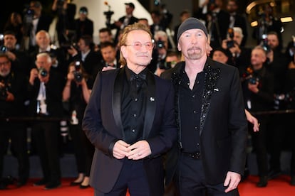 Bono ve The Edge, cuma gecesi Cannes'da 'Bono: Bir Teslimiyet Hikayesi' belgeselinin galasında.