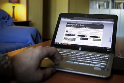 Una persona se baja música y libros de forma ilegal en un disco duro.