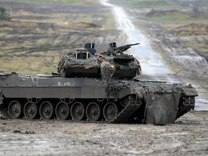 Un tanque Leopard 2 realizar unas maniobras en Augustdorf (Alemania) el 1 de febrero.