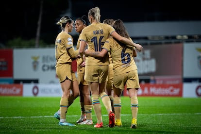 Las jugadoras del Barcelona celebran uno de sus goles ante el Benfica este jueves.