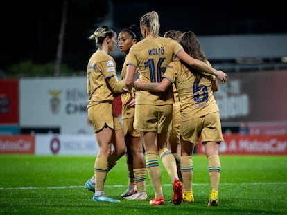 Las jugadoras del Barcelona celebran uno de sus goles ante el Benfica este jueves.