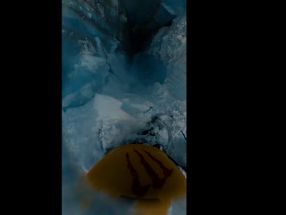 Vídeo | La espectacular caída de un esquiador por una grieta en los Alpes franceses 