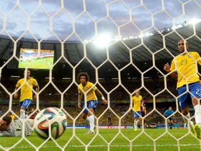 Um dos gols da Alemanha observado pelos jogadores brasileiros.