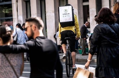 Un repartidor de Uber Eats circula por Lille (Francia). 