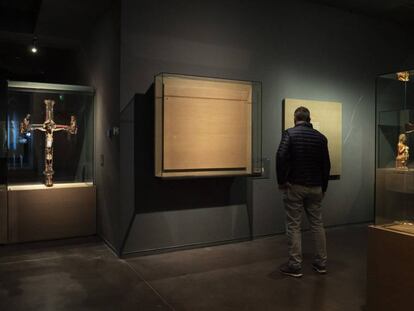 Un visitant contempla els espais buits que han quedat al museu.