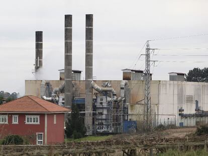 Vivienda colindante a la planta cogeneradora de electricidad de Jealsa, en Boiro.