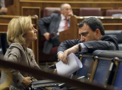 La vicepresidenta del Gobierno Elena Salgado conversa con Aitor Esteban (PNV). Al fondo, el portavoz peneuvista, Josu Erkoreka.