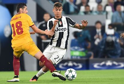 Sergio Escudero (i) del Sevilla regatea con el balón frente Paulo Dybala de la Juventus de Turin.