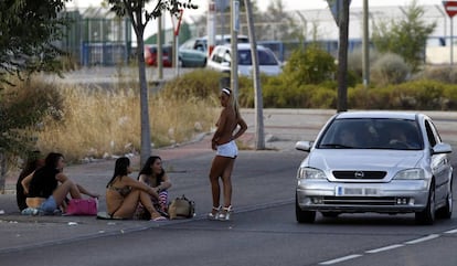 Diverses prostitutes esperen l'arribada de clients a la colònia Marconi (Madrid) el 2013.