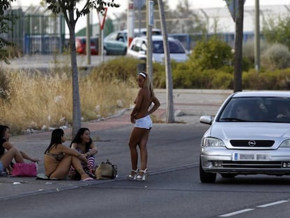 Varias prostitutas aguardan la llegada de clientes en la colonia Marconi en 2013.