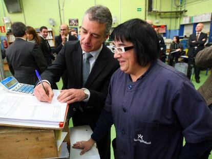 Urkullu firmando un autógrafo a una empleada discapacitada de Lantegi Batuak 