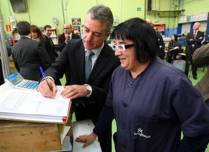 Urkullu firmando un autógrafo a una empleada discapacitada de Lantegi Batuak