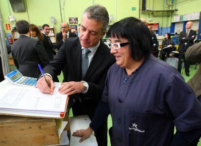 Urkullu firmando un autógrafo a una empleada discapacitada de Lantegi Batuak 