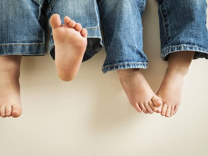 Andar descalzo, tipo de calzado y otros mitos en torno a los pies de los niños
