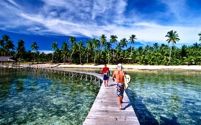 Dos surfistas en la idílica isla de Siargao, en Filipinas.