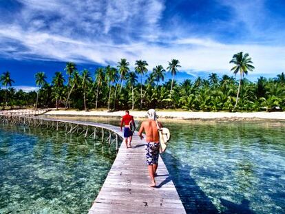 Dos surfistas en la idílica isla de Siargao, en Filipinas.