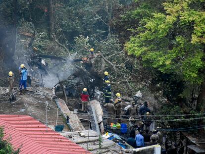 Bomberos trataban de controlar el fuego tras estrellarse el helicóptero en el que viajaba el jefe del Estado Mayor de la Defensa indio, Bipin Rawat.