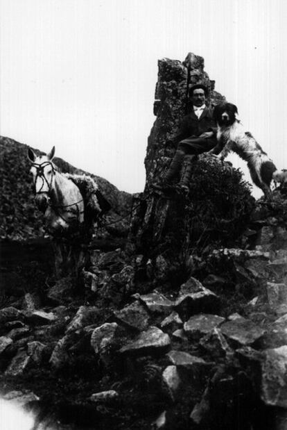 Rafael Beleiro con su perro y su caballo.