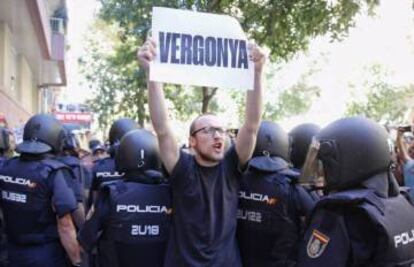 La Polic&iacute;a, ante la sede de la CUP el 20 de septiembre.