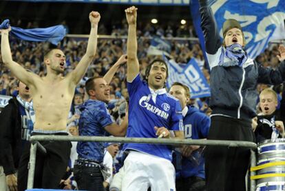 Raúl celebrates Schalke's first Champions League semifinal with fans in the Veltins-Arena.