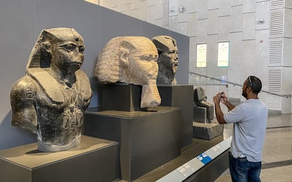 Una vista de las estatuas faraónicas del Antiguo Egipto en el Gran Museo Egipcio, el 15 de octubre de 2024 en Giza, Egipto.