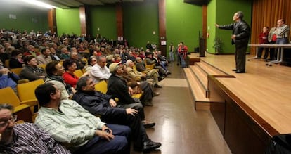 Miembros de la Plataforma C&iacute;vica para la Defensa de los Colectores de Algeciras durante una asamblea.