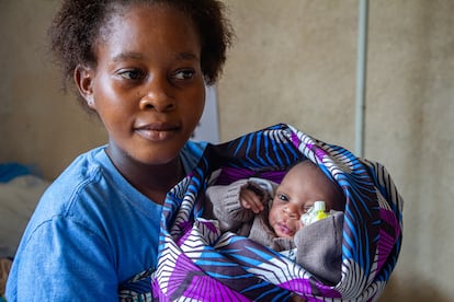 Angela, con su primer hijo, John, recién nacido en el hospital general de referencia de Walikale, en una foto tomada el 22 de febrero. En su ala de maternidad, nacen de media unos 350 bebés al mes, 50 de ellos en partos con complicaciones. 