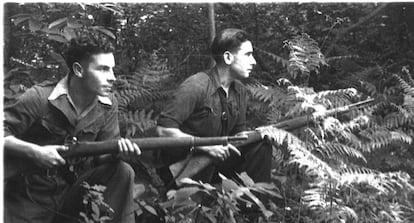 Dos j&oacute;venes guerrileros en los montes de Asturias durante la Guerra Civil.