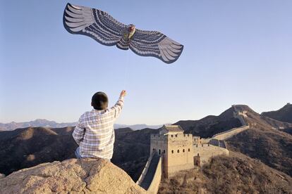 Un ni?o vuela una cometa en la Gran Muralla China.