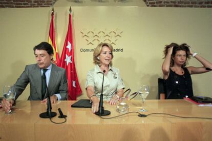 Ignacio González, Esperanza Aguirre y Lucía Figar, ayer tras el Consejo de Gobierno.