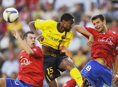 Keita salta entre Boris y Palacios para cabecear el balón.