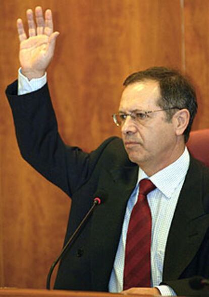 Ventura Pérez Mariño vota durante el pleno del Ayuntamiento de Vigo.