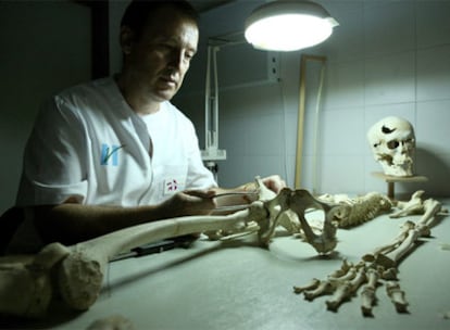 El forense Fernando Serrulla examina restos humanos en su laboratorio de Verín.