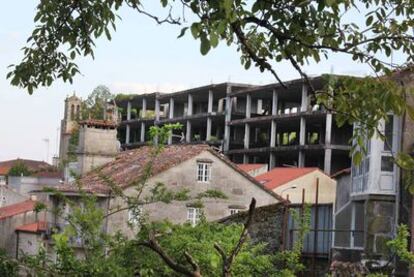 Edificios de la constructora Mahia paralizados en Padrón.