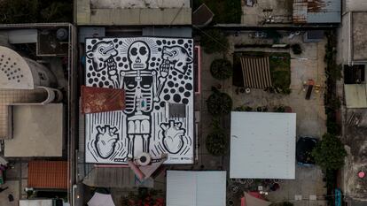 Otra particularidad de este año, han sido los techos de las casas del barrio que han sido intervenidos por artistas locales con murales de calaveras y catrinas. 