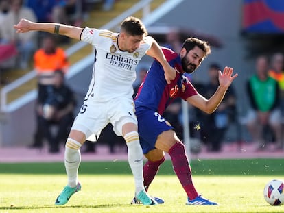 Fede Valverde  disputa una posesión ante Ilkay Gündogan en el clásico de este sábado.