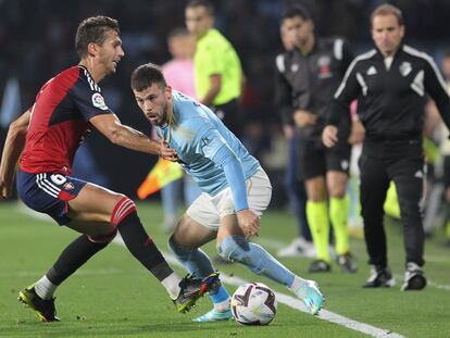 VIGO (PONTEVEDRA), 05/11/2022.- El centrocampista del Celta Carles Péres (d) trata de jugar un balón ante Lucas Torró, de Osasuna, durante el partido de Liga en Primera División que disputan este sábado en el estadio de Balaídos, en Vigo. EFE/Salvador Sas
