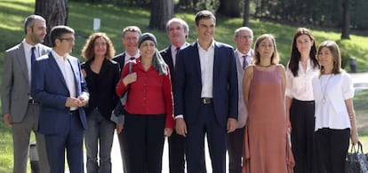 El candidato del PSOE a la presidencia del Gobierno, Pedro S&aacute;nchez (c), posa junto a algunos miembros de la Ejecutiva Federal y una decena de los expertos que trabajar&aacute;n en propuestas de gobierno.