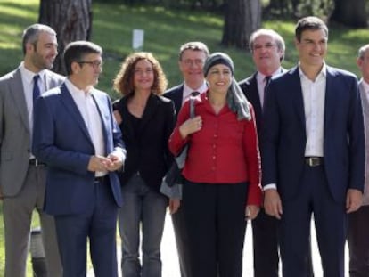 El candidato del PSOE a la presidencia del Gobierno, Pedro S&aacute;nchez (c), posa junto a algunos miembros de la Ejecutiva Federal y una decena de los expertos que trabajar&aacute;n en propuestas de gobierno.