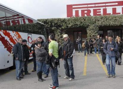 Trabajadores de la multinacional italiana en las puertas de la fábrica de Manresa.