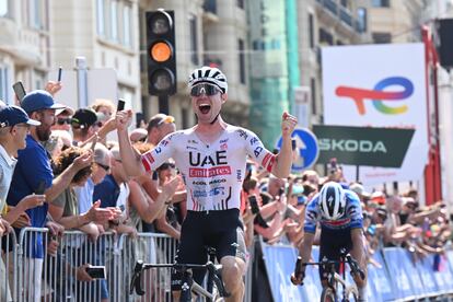 Hirschi festeja el triunfo en la Clásica de San Sebastián, por delante de Alaphilippe.