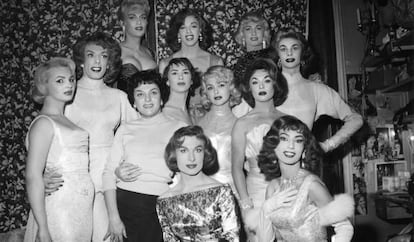 Artistas travestis no Le Carrousel, em Paris, nos anos 50.