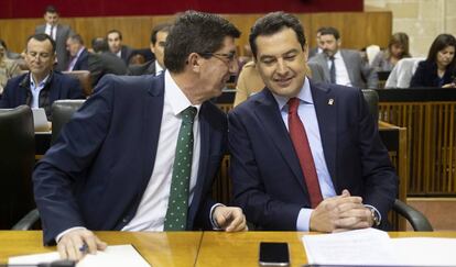 El presidente de la Junta de Andalucía, Juanma Moreno (derecha), junto al vicepresidente, Juan Marín (iizquierda), en el Parlamento Andaluz, este martes.