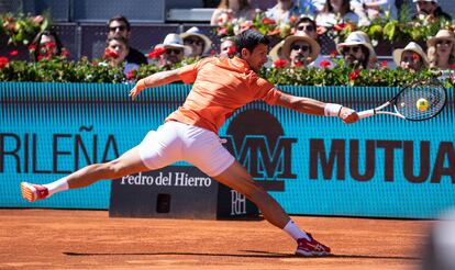 Djokovic intenta devolver desde una posición forzada.